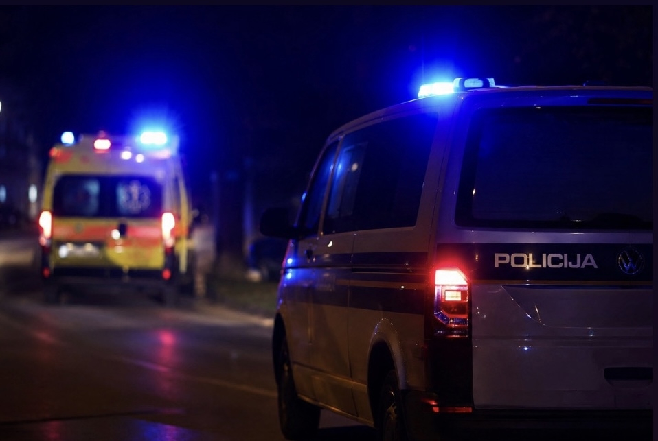 Jedna osoba smrtno stradala u slijetanju automobila u Kujniku