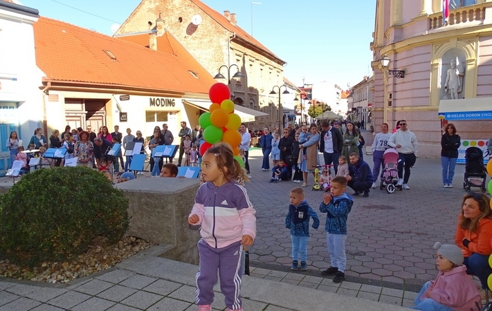 Kazališnom predstavom na otvorenom i plesnim točkama u Šetališnoj zoni završio Dječji tjedan u gradu Požega