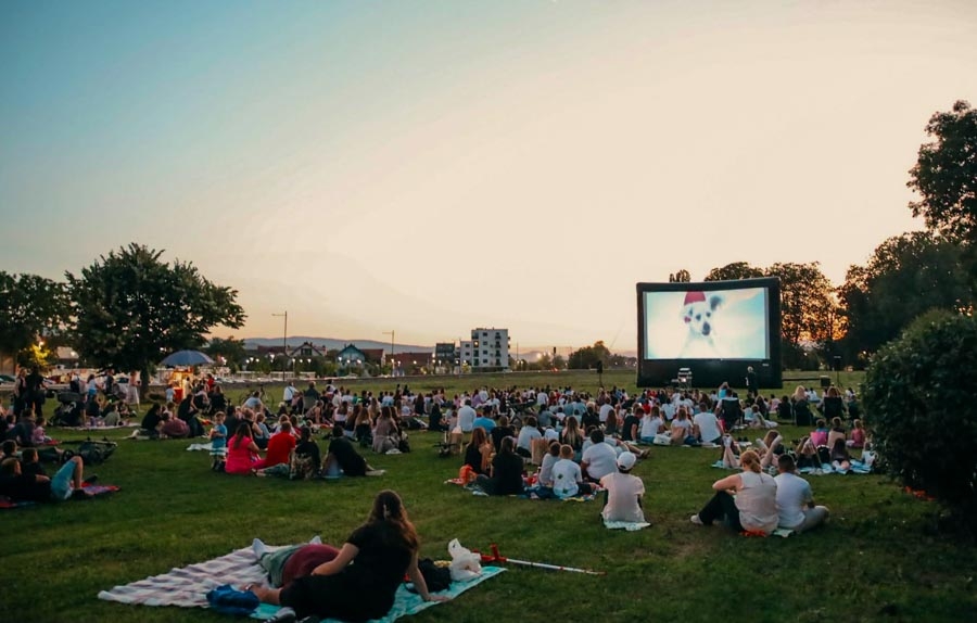 Kino pod zvijezdama okupilo brojne Požežane, večeras film Encanto