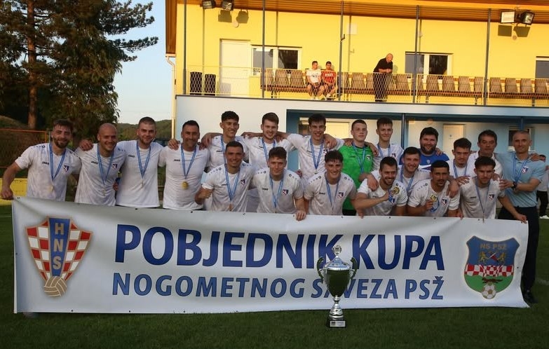 "Kup je naš" objavili su na svojoj stranici nogometaši požeške NK "Slavonije " u srazu s pleterničkom NK "Slavija"