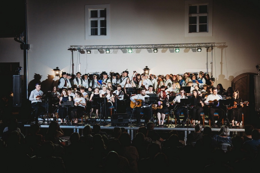 Kutjevački tamburaški orkestar oduševio publiku u atriju Dvorca Kutjevo