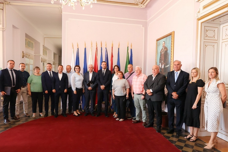 Ministar Erlić posjetio Požegu i Kutjevo te uručio četiri nova ugovora