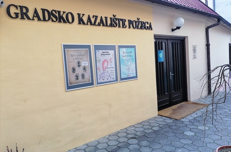 Muke po kazalištu sa građanima koji oko zgrade i stupova vrše nuždu