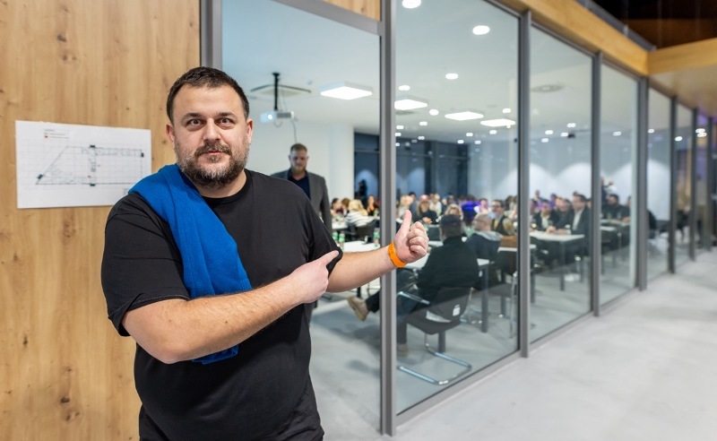 Na WineOS u eno-gastro kvizu pobijedite Deana Kotigu – znanjem, vinom i dobrom ekipom!