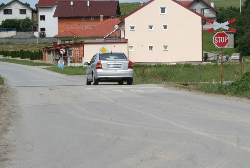Nalet osobnog automobila na vlak