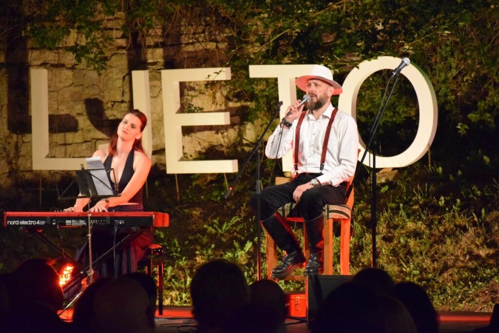 Nastavlja se bogati program Kazališnih ljetnih večeri: Komedija „Ljubavni Triangl“ i koncert „Ostaje nam to što se volimo“ oduševili požešku publiku