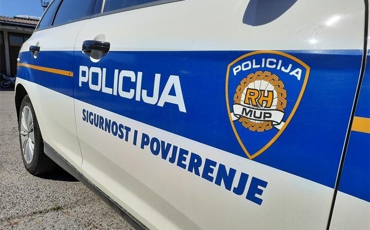 Nepoznati počinitelji u Alagincima iz dva kamiona i prikolice u vlasništvu 39-godišnjakinje otuđili razne predmete a na dva razbili staklo