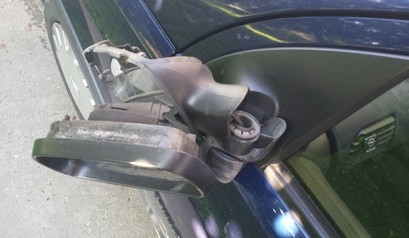 Nepoznati vozač u Kaptolu okrznuo automobil 32-godišnje vozačice u mimoilaženju i pobjegao
