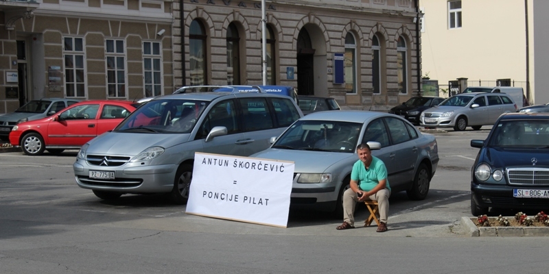 Nesvakidašnji prosvjed na Trgu sv. Trojstva u Požegi