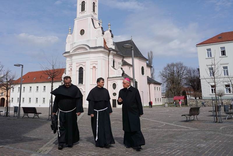 Novoimenovani požeški biskup Ivo Martinović u prvom pohodu Požeškoj biskupiji
