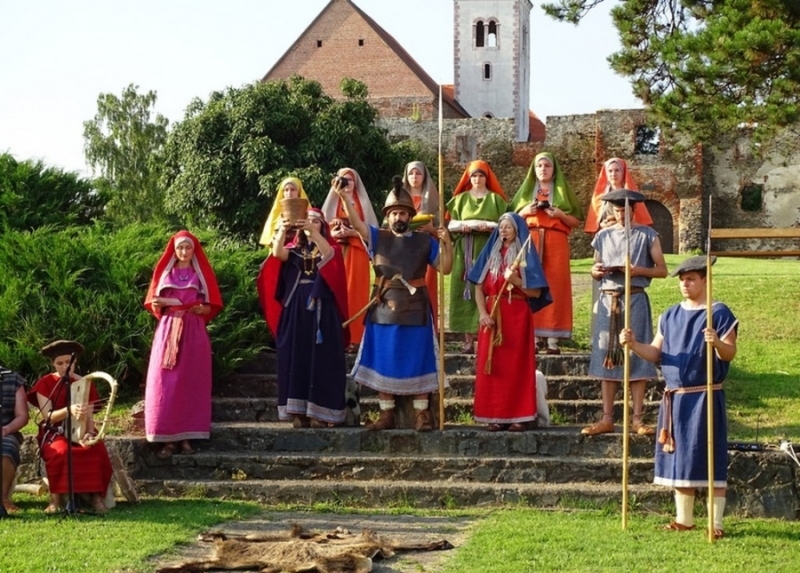 Održani "Halštatski dani" u Kaptolu sa kneževskom svitom i ratnicima iz Novog Mesta