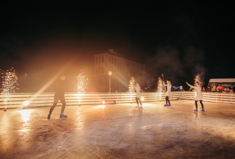 Otvoren ovogodišnji Advent i klizalište u Požegi na bivšem Atletskom stadionu