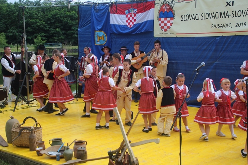 Pjesmom i plesom očuvati veze s matičnom domovinom