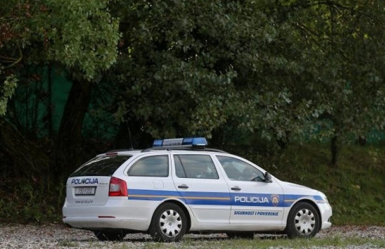 Pod utjecajem alkohola od 1,25 promila 63-godišnjak sletio vozilom u šumskom predjelu kod Podgorja i prevrnuo automobil