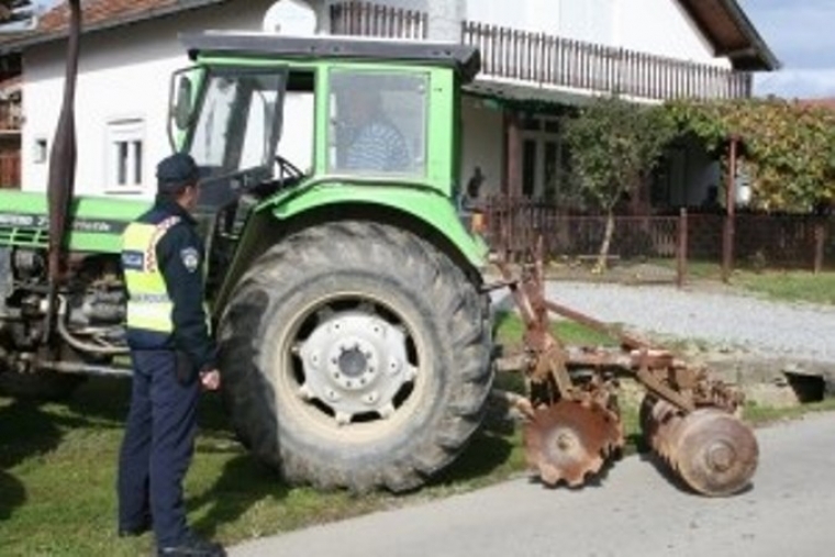 Policija zatekla 54-godišnjeg vozača traktora u Čaglinu bez osobne i vozačke dozvole ali uz alkohol od 1,13 promila - dobio smještaj u policiji