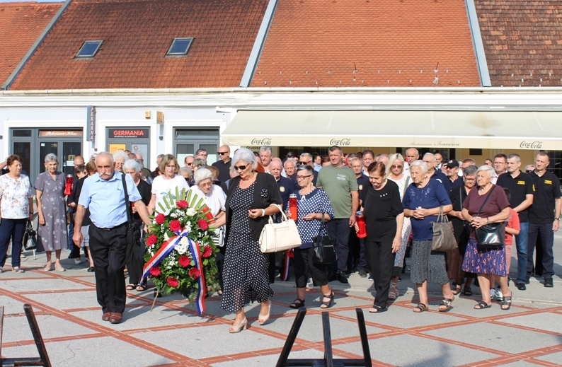 Položeni vijenci i zapaljene svijeće uz sjećanje na prije 29 godina veličanstvenu Oluju 95' i obilježen Dan pobjede i domovinske zahvalnosti te Dan branitelja