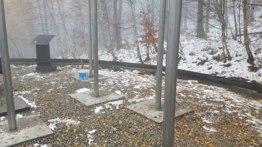 Postavljena ploha spomenika, te postament za vijence i svijeće