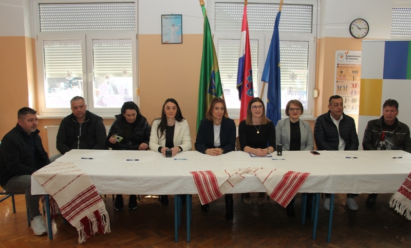 Potpisani ugovori za rekonstrukciju i opremanje Područne škole Gradac koja bi stekla uvjete za cjelodnevnu nastavu u jednoj smjeni