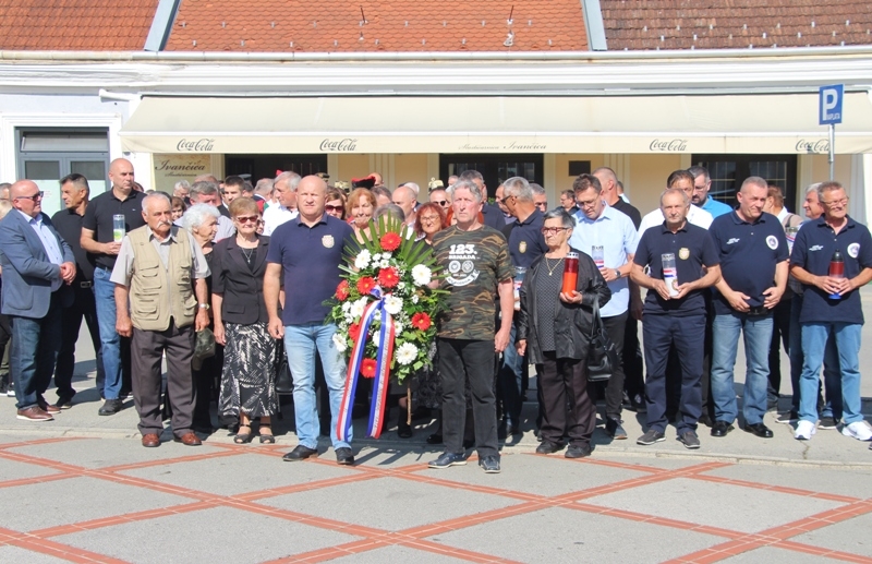 Povodom obilježavanja Dana državnosti RH položeni vijenci i zapaljeni lampioni uz spomenik poginulima braniteljima123. brigade HV