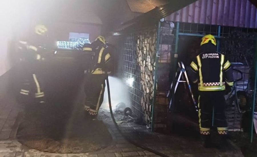 Požar drvarnice nastao nakon što je 38-godišnjak istresao pepel uz drvarnicu koji je zapalio kante za smeće