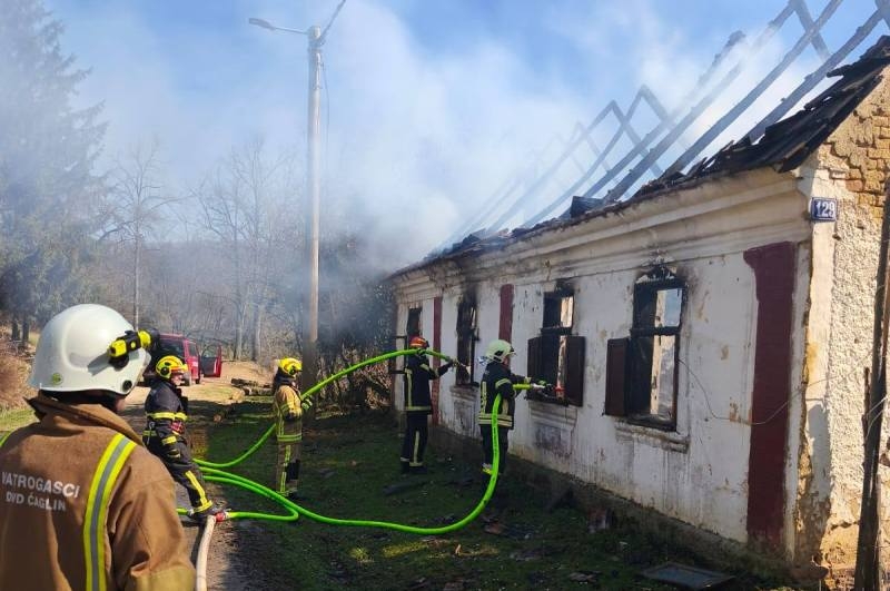 Požar na obiteljskoj kući 74-godišnjakinje u Sovskom Dolu zbog pregrijavanja dimovodne cijevi a kuća je u potpunosti izgorjela