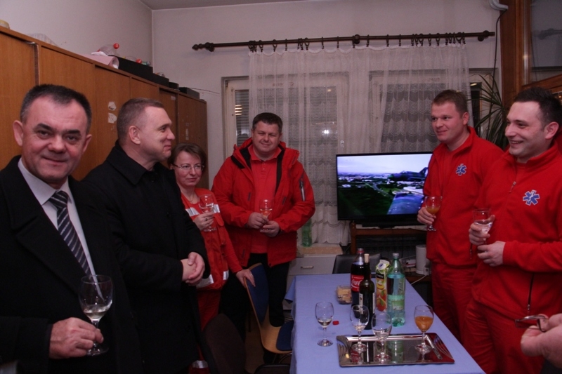 Požeški gradonačelnik i župan obišli dežurne u hitnim službama