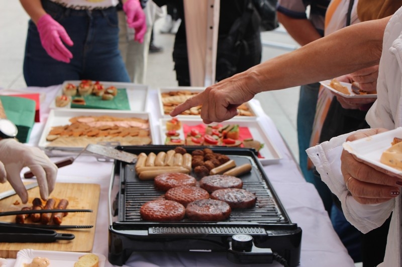 Prijatelji životinja obilježavaju Svjetski dan bez mesa uz ukusni veganski čobanac s biljnim mesom