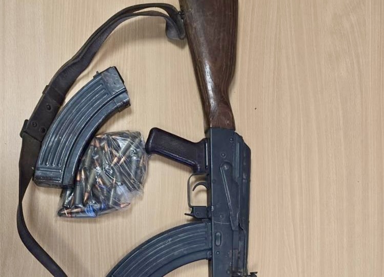 Prilikom čišćenja kuće pronašla automatsku pušku, pištolj, spremnike, lovačke patrone i streljivo