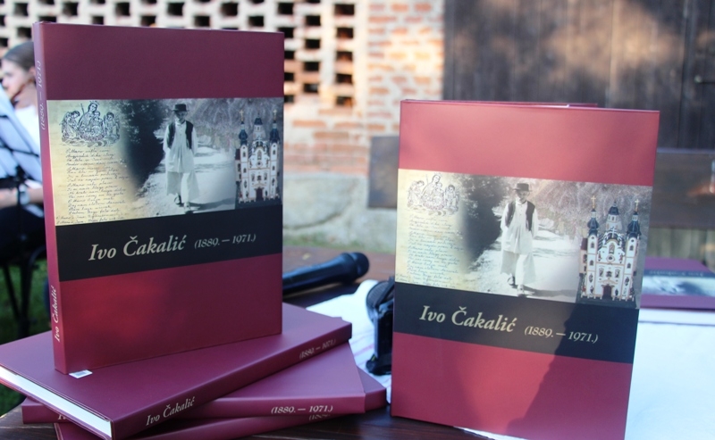 Promocija "Monografije Ivo Čakalić 1889. - 1971." u župnom dvorištu Župe sv. Petra i Pavla u Kaptolu