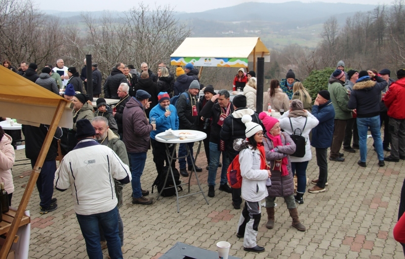 Prvo ovogodišnje tradicionalno Vincelovo na Požeškoj gori u organizaciji TZ grada Požege uz blagoslov vinograda, orezivanje, vincelovski štap i odličan grah sa suhim mesom
