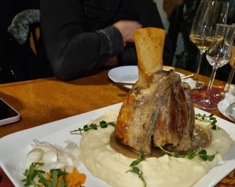 Restoran "Schon Blick" u Vetovu na a'la cart ponudi dvije nove gastro senzacije - teleća koljenica i janjeća plećka