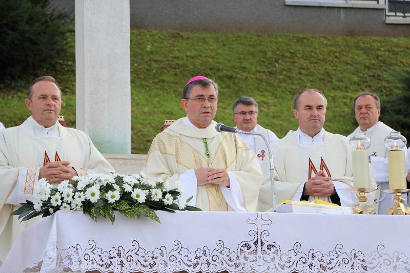 Slavlje Svih Svetih na požeškom groblju sv. Ilije predvodio požeški biskup Ivo Martinović
