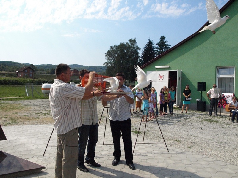 Spomenik poginulim hrvatskim braniteljima Drenovca