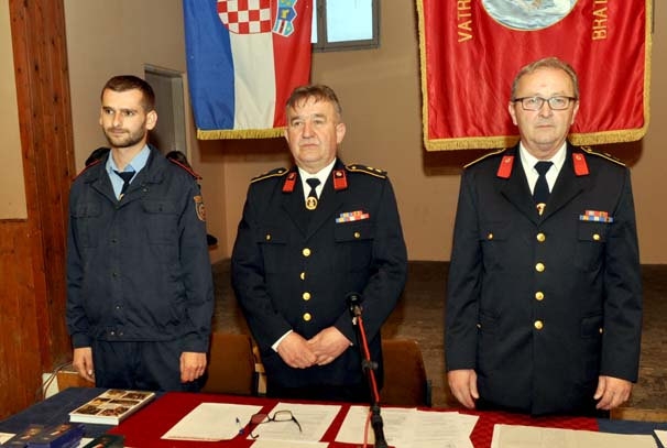 Srebrna plamenica pokojnom tajniku Vinku Mandiću