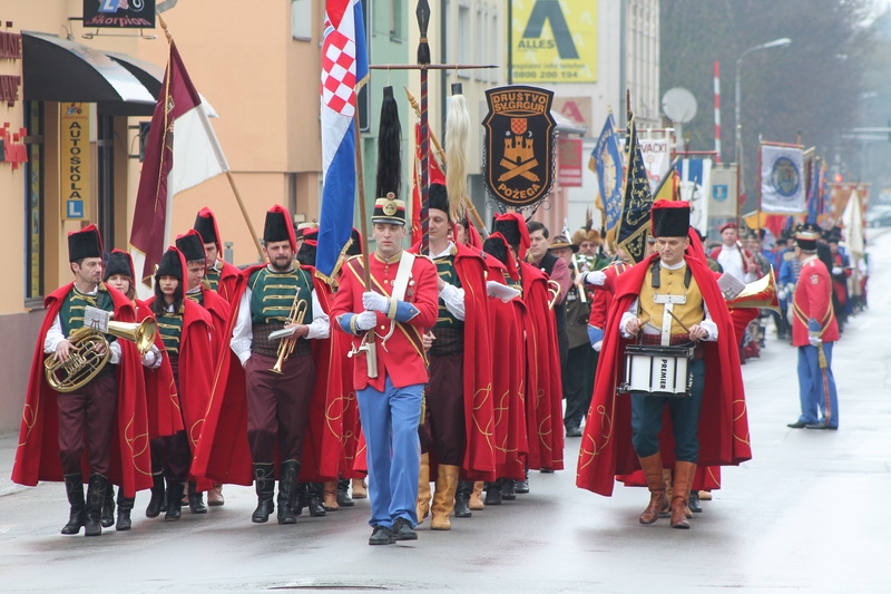Svečani mimohod 32 povijesne postrojbe