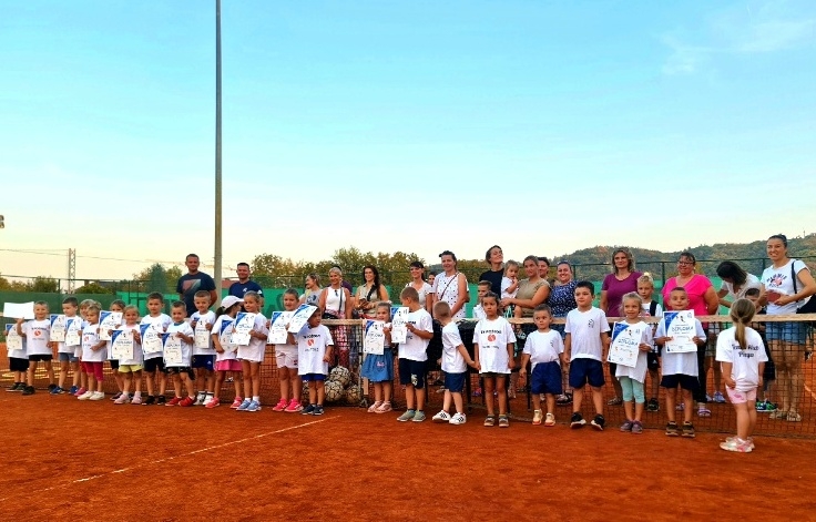Tenis klub Požega održao dva ciklusa besplatne škole tenisa koje je pohađalo 90 polaznika