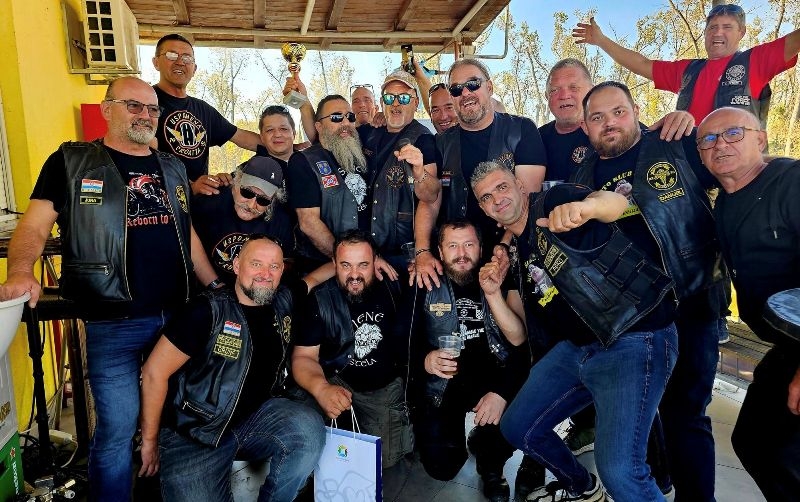 Tradicionalna 16. Pečenkijada na Poloju u Slav. Brodu okupila rekordnih 158 ekipa koje peku odojke i prasce na ražnju