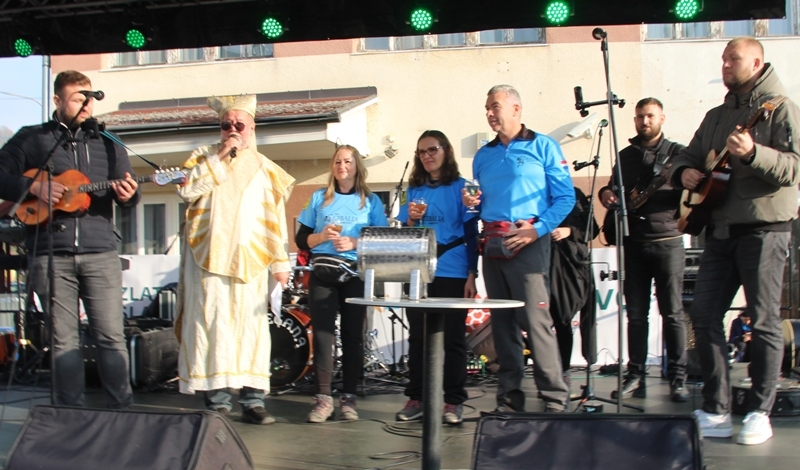 Tradicionalna proslava Martinja u Kutjevu na Trgu graševine i krštenje mošta uz brojne planinare, vinskog biskupa, ministrantice i kuma vinu