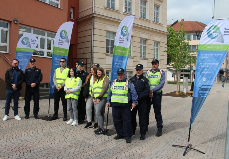 U centru Požege održana preventivna akcija "Vozi bez mobitela" s ciljem svjesnosti vozača o rizicima korištenja mobitela u vožnji