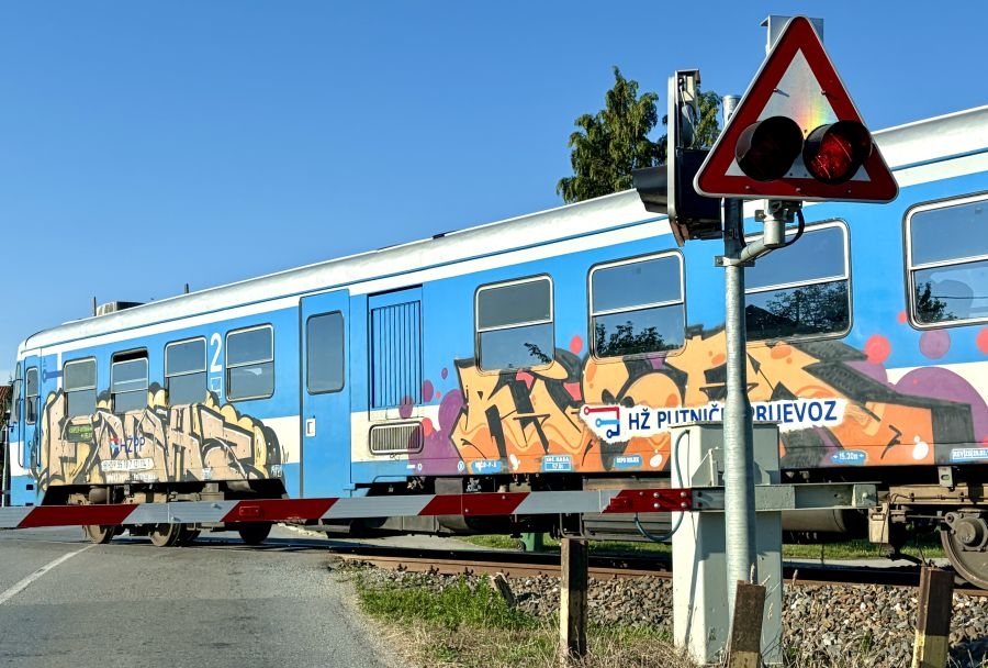 U Požegi ignorirao svjetlosna i zvučna upozorenja na pružnom prijelazu, udario u polubranik i otišao