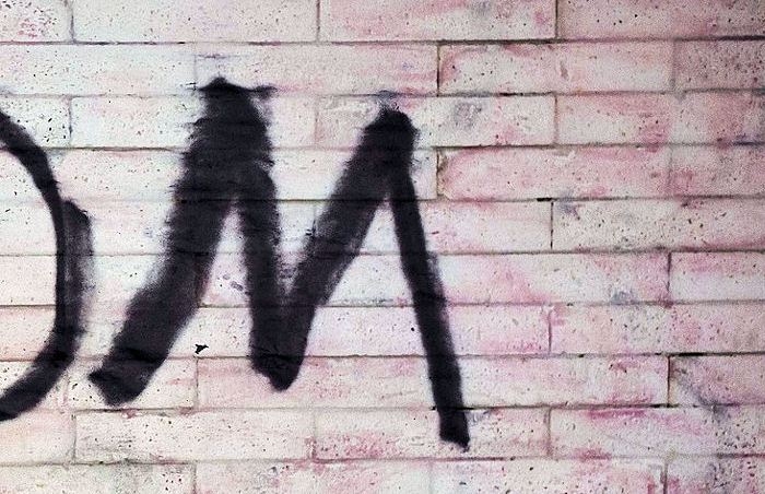 U požeškoj Ulici Tekija nepoznati počinitelj je ispisao neprimjerene grafite na dječjem igralištu na zidovima izvora