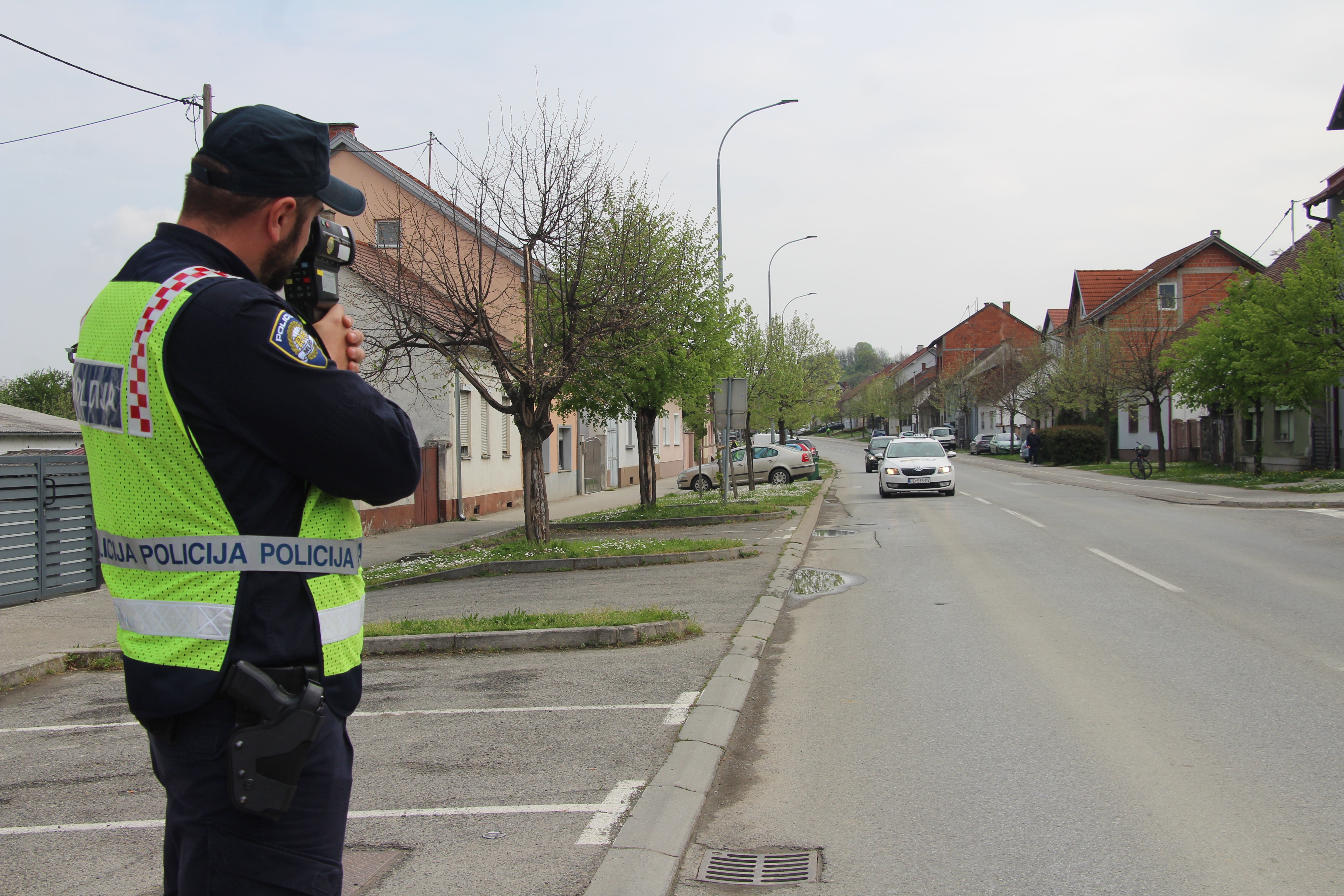 U sklopu ROADPOL akcije jučer 24-satna akcija nadzora brzine - mediji nazočili akciji na punktu u Požegi