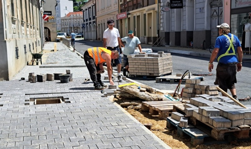 Ulici Matice hrvatske u Požegi dobiva potpuno novi izgled - postavljaju se kocke na nogostup i uskoro završni sloj asfalta