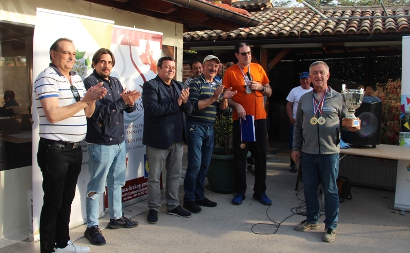 Urednik tjednika Kronika Vladimir Protić na 14. Otvorenom kupu Hrvatske u kuhanju brudeta za novinare osvojio 1. mjesto i šampionski pehar