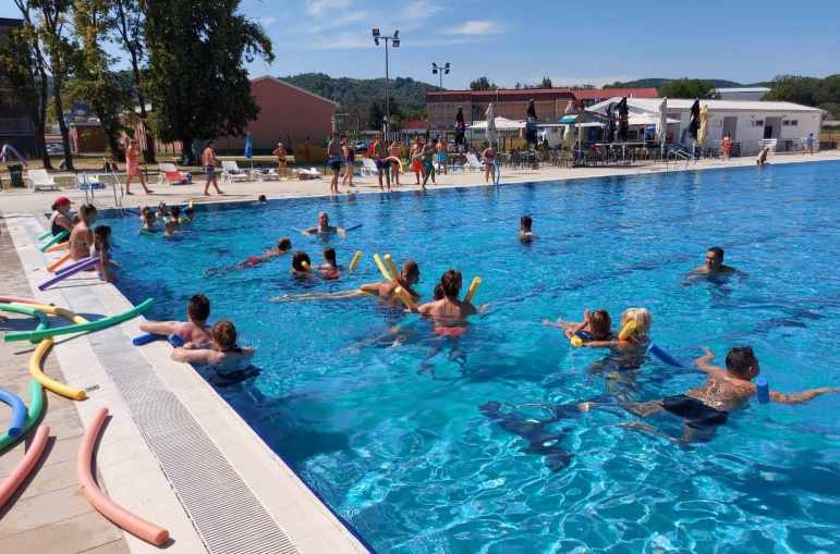 Uspješno završena Škola plivanja za odrasle koju je organizirao Sportski klub Croatia Požega