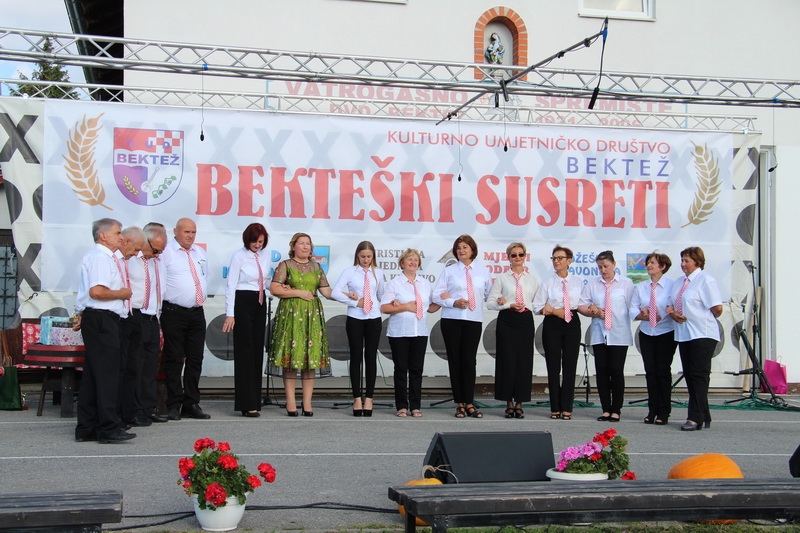 Uz autohtona jela stare pjesme i plesovi uz seoske običaje i poljske radove prikazani posjetiteljima
