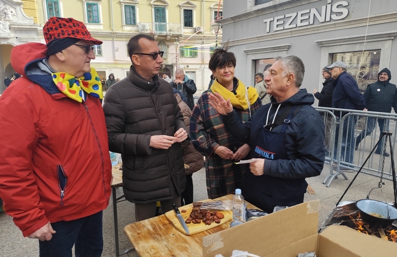 Uz Riječki karneval novinari iz 5 država kuhali "Maškaranu maneštru" u humanitarne svrhe koja je sva podijeljena građanima i posjetiteljima grada Rijeke