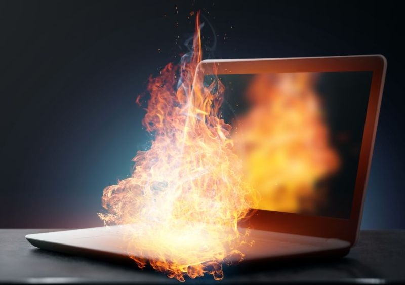 Vatrogasci upozoravaju!  - Izbjegavajte puniti laptop na mekanim površinama