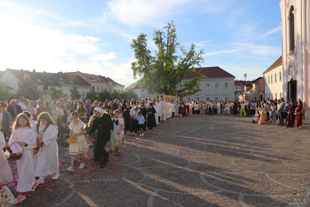 Vjernici ispunili središte Požege na proslavi svetkovine Tijelova