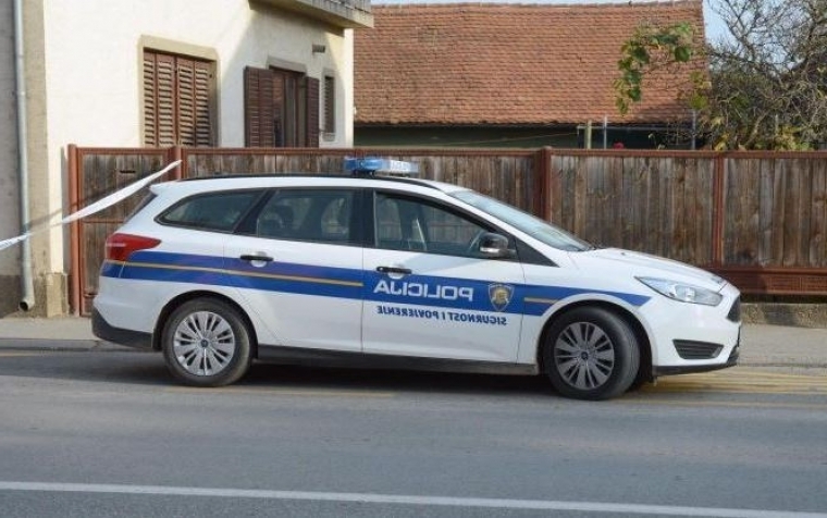 Vozeći teretni automobil u Velikoj nije osigurao teret koji je pao na teretni automobil 48-godišnjaka - policijski službenik je dobio prijavu za prekršaj